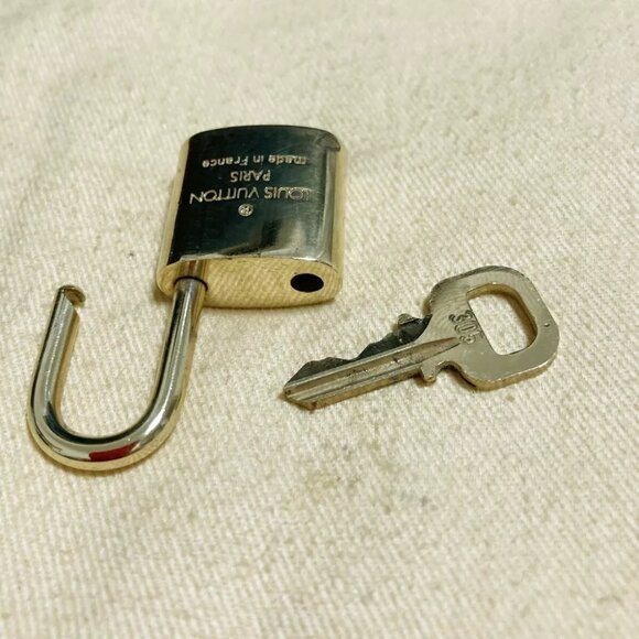 authenticity guaranteed LOUIS VUITTON LV 10 SET PADLOCK KEY CHARM - Picture 3 of 6